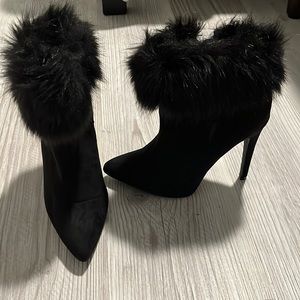 Black heeled boots with fur